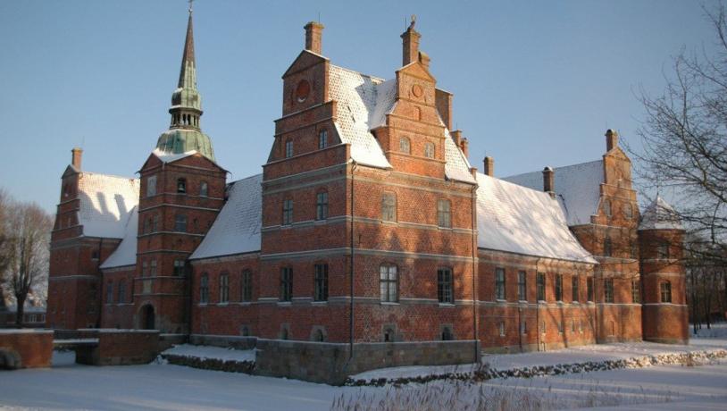 Rosenholm Slot med sne