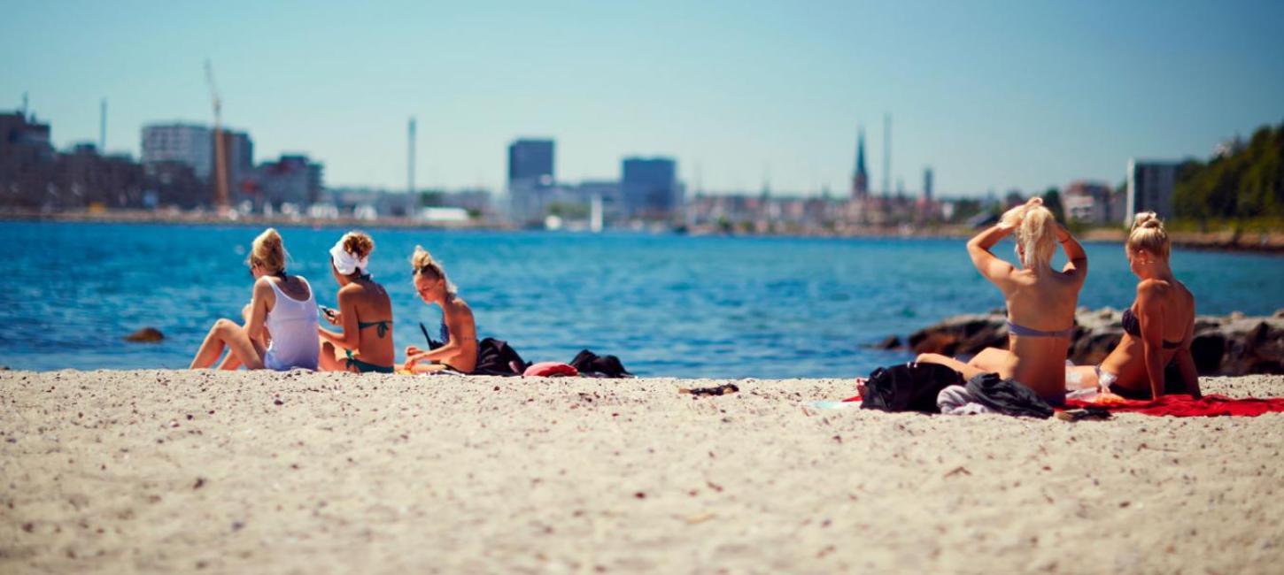 Piger på strand nyder sommeren i Aarhus