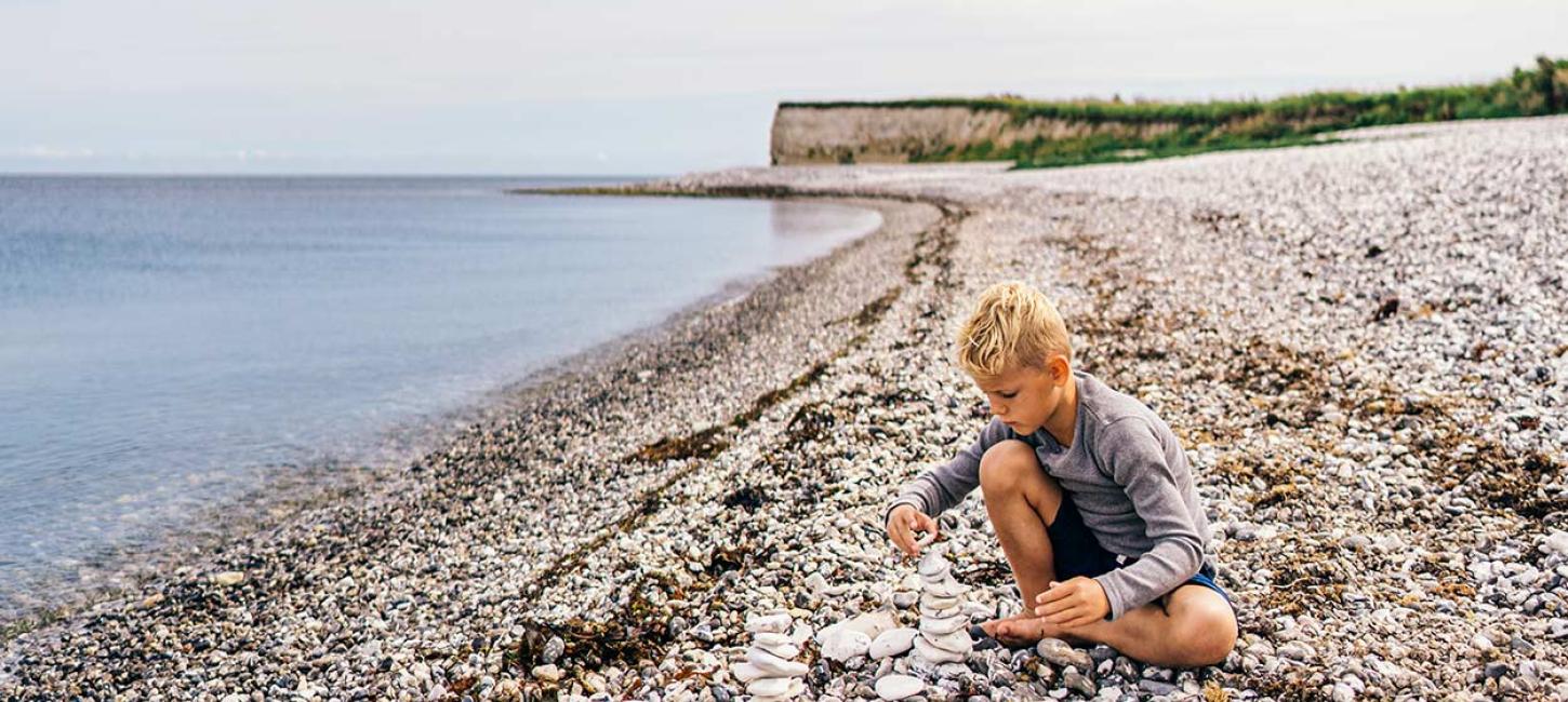 Barn leger ved Sangstrup Klint på Djursland