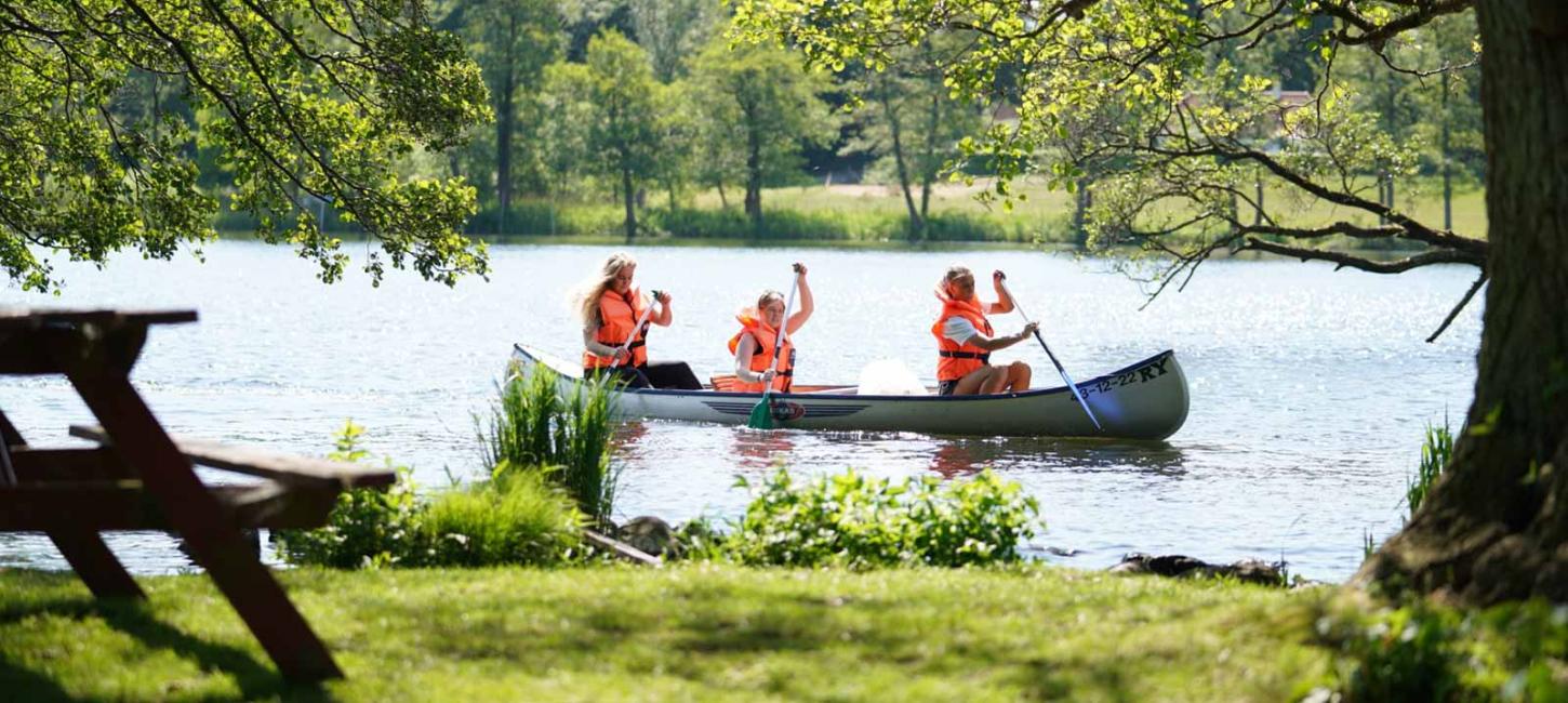 Familie i kano på Gudenåen