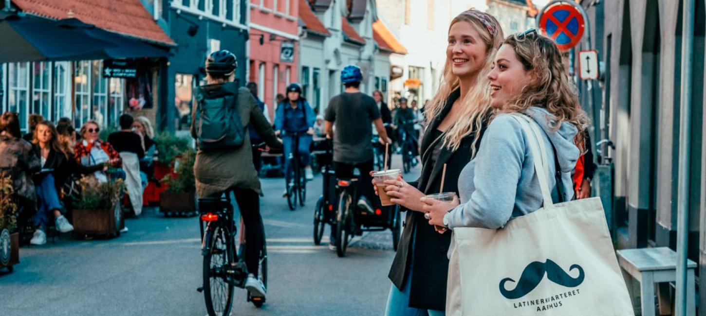 Veninder på shoppingtur i Latinerkvarteret i Aarhus