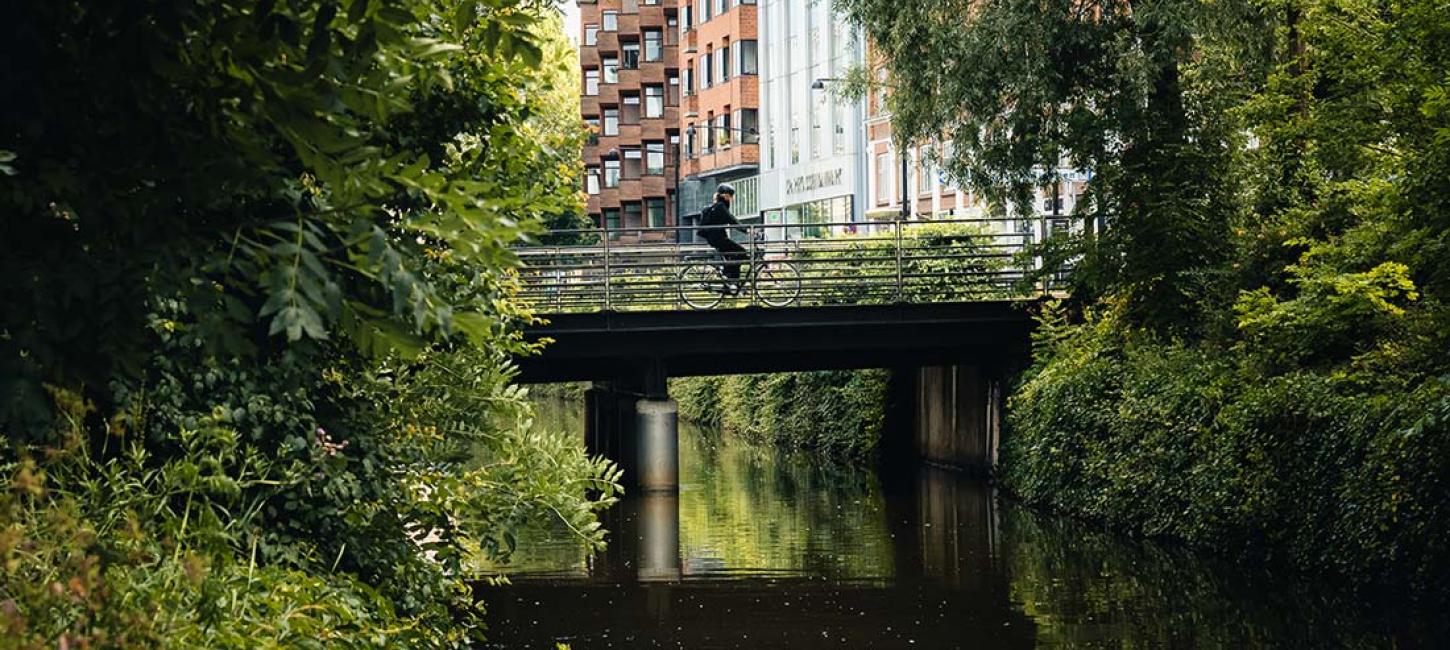 Cyklist ved åen i Aarhus