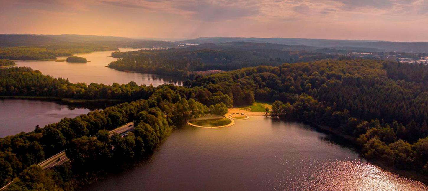 Skovene i efterårsfarver med søbadene ved Alminde Sø i Silkeborg