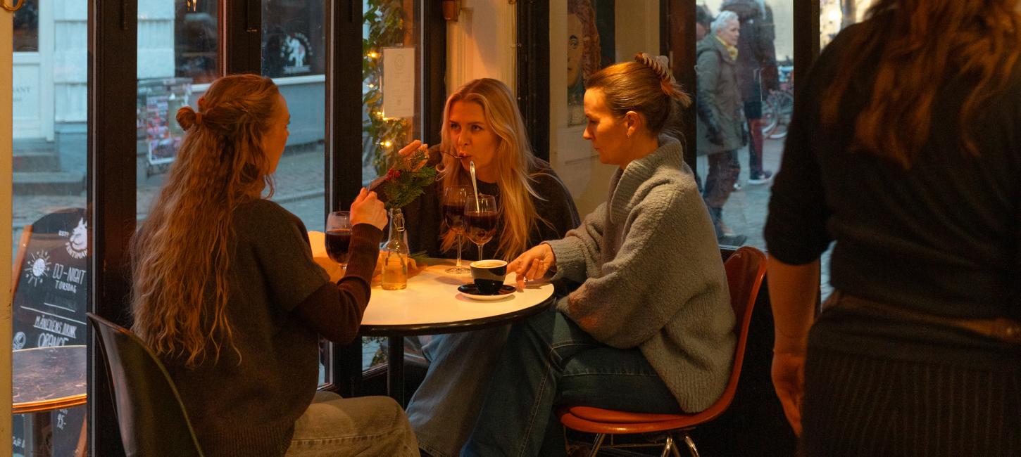 Piger på café i Aarhus