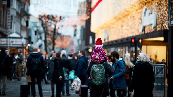 Barn på skuldrene udenfor Salling i julen