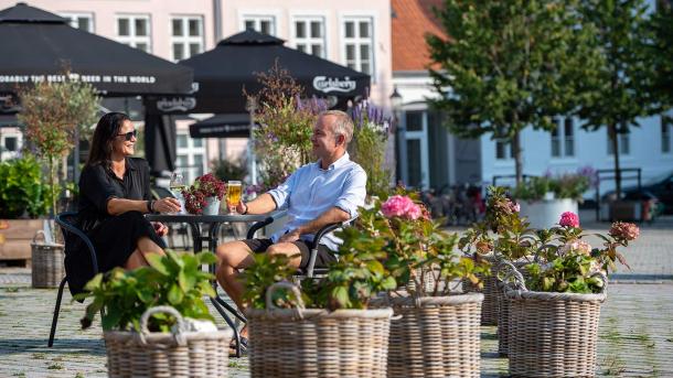 Par spiser frokost på Nytorv i Viborg
