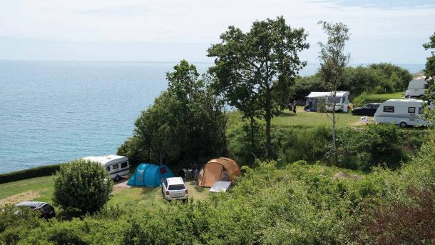 Blushøj Camping på Djursland med udsigt til havet