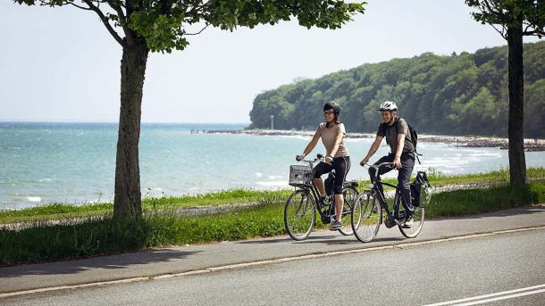 Par på cykeltur på Strandvejen i Aarhus