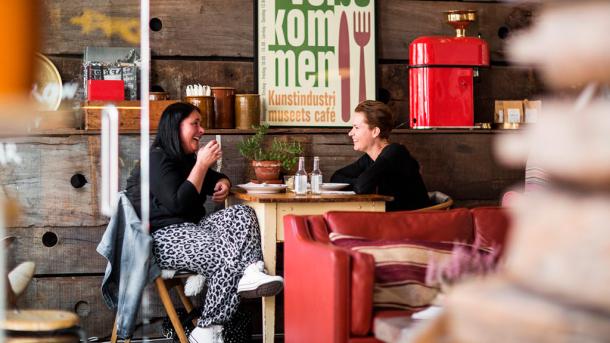 Veninder på café i Latinerkvarteret i Aarhus