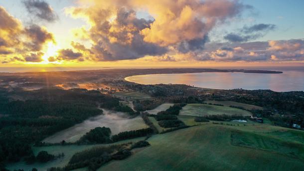 Luftfoto over Djursland i efterårets farver