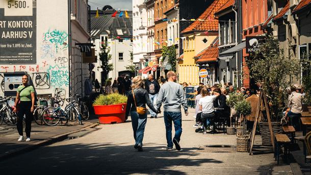 Par går gennem Latinerkvarteret i Aarhus