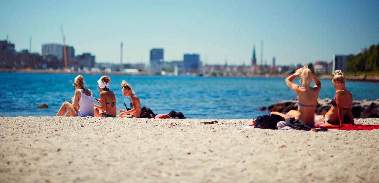 Piger på strand nyder sommeren i Aarhus