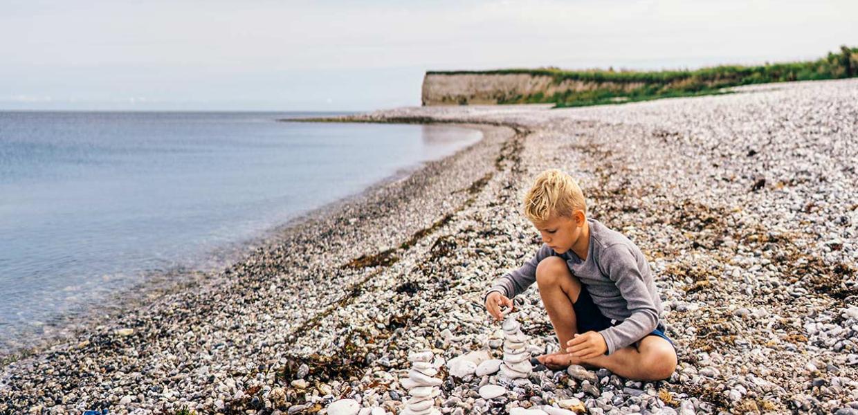 Barn leger ved Sangstrup Klint på Djursland