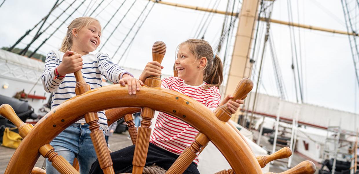 Børn leger på Fregatten Jylland i Ebeltoft