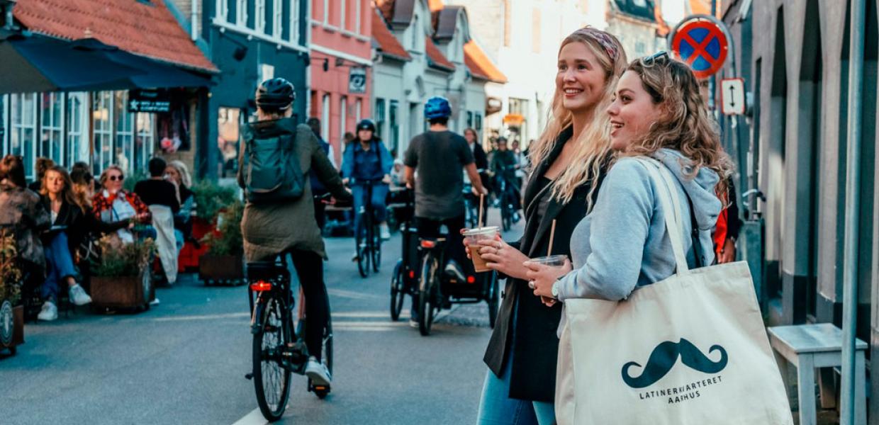 Veninder på shoppingtur i Latinerkvarteret i Aarhus