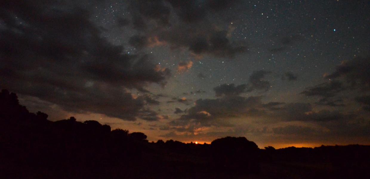 Dark Sky, moonrise, skyer og stjernevæld