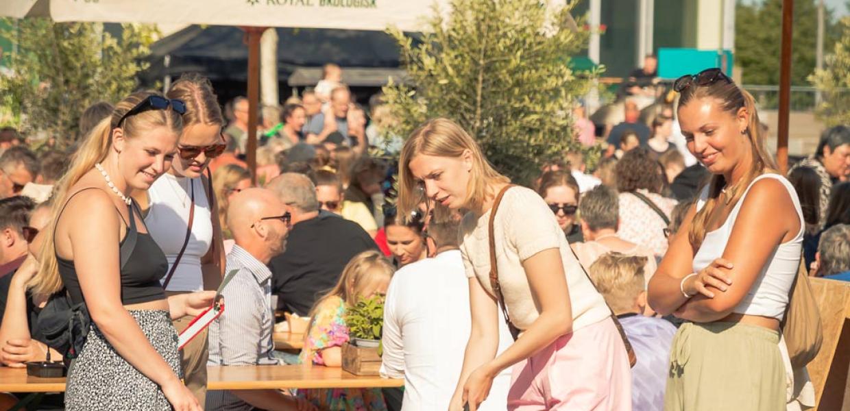 Piger spiller minigolf i Randers