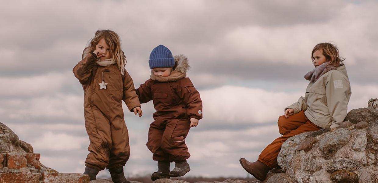 Børn leger ved Kalø Slotsruin i Mols Bjerge på Djursland