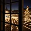 Juletræet ses gennem et vindue i Randers by