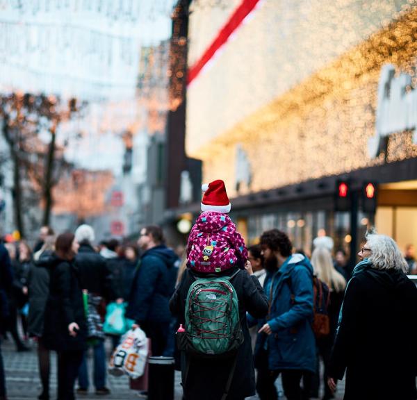 Barn på skuldrene udenfor Salling i julen