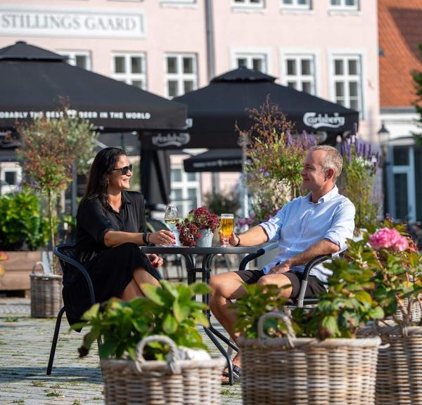 Par spiser frokost på Nytorv i Viborg