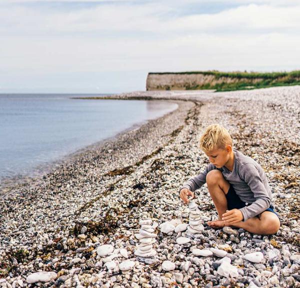 Barn leger ved Sangstrup Klint på Djursland