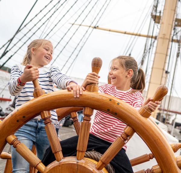 Børn leger på Fregatten Jylland i Ebeltoft