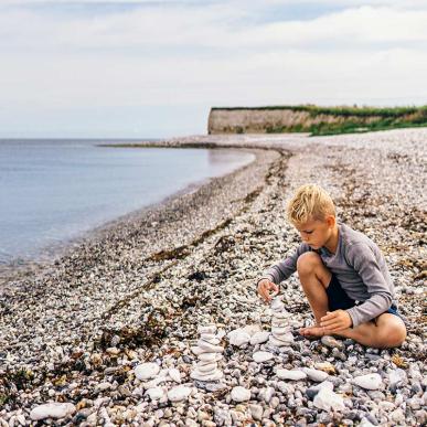 Barn leger ved Sangstrup Klint på Djursland