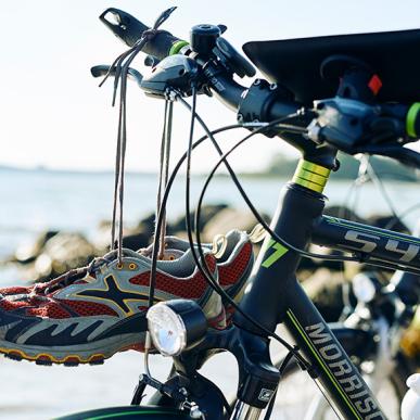 Cykel med cykelkort og løbesko