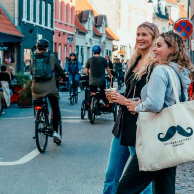 Veninder på shoppingtur i Latinerkvarteret i Aarhus