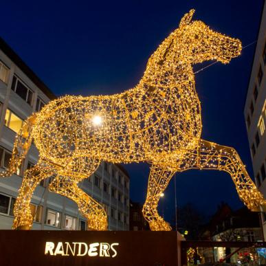 Hingsten i Randers pyntet til jul