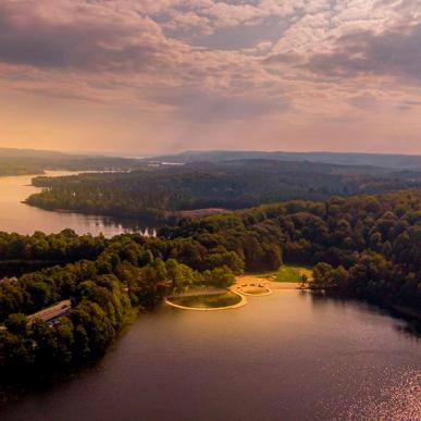 Skovene i efterårsfarver med søbadene ved Alminde Sø i Silkeborg