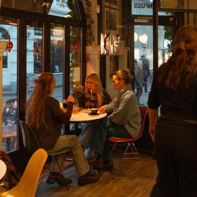 Piger på café i Aarhus