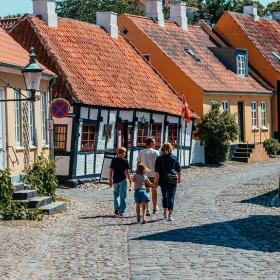 Familie på tur i Ebeltoft på Djursland