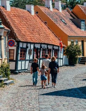 Familie på tur i Ebeltoft på Djursland