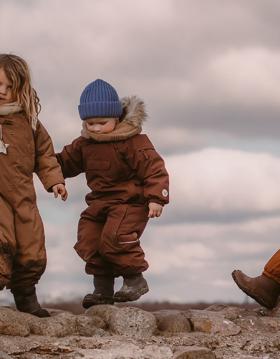 Børn leger ved Kalø Slotsruin i Mols Bjerge på Djursland
