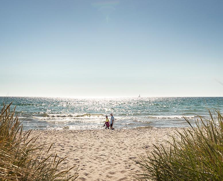 Par på tur langs Grenaa strand på Djursland