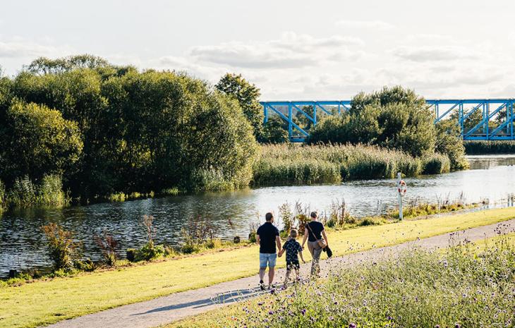 Familie går tur ved Randers Fjord