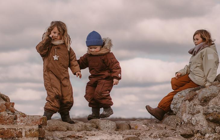 Børn leger ved Kalø Slotsruin i Mols Bjerge på Djursland